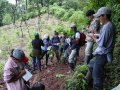 Estudiantes realizando trabajo de campo en Perú